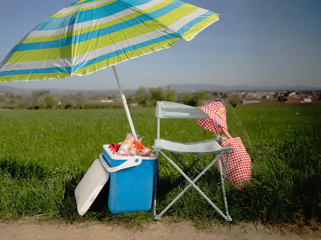 Photo backstage tournage Cochonou - Table de pique nique avec bob Cochonou
