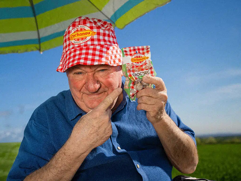 Photo backstage tournage Cochonou - Grand père montrant un paquet de Croc'Sec