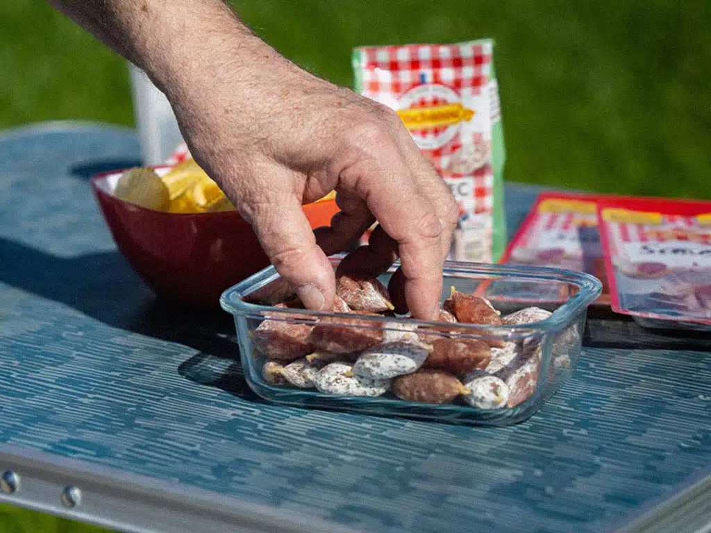 Photo backstage tournage Cochonou - main qui attrape un Croc'Sec